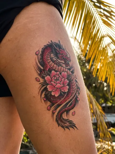 Tatouage néo-japonais dragon et pivoine cuisse moyenne