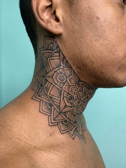 Grand tatouage géométrique col en mandala spiralé