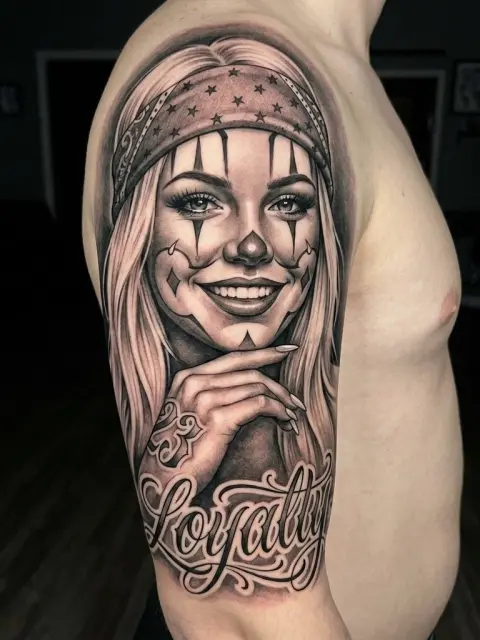 Tatouage Chicano Payasa et Loyalty – Bras complet noir et gris