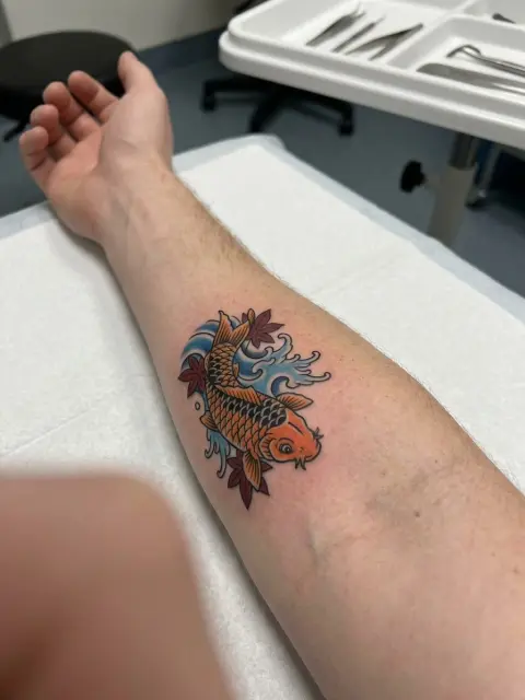 Tatouage carpe koï Irezumi petit format avant-bras