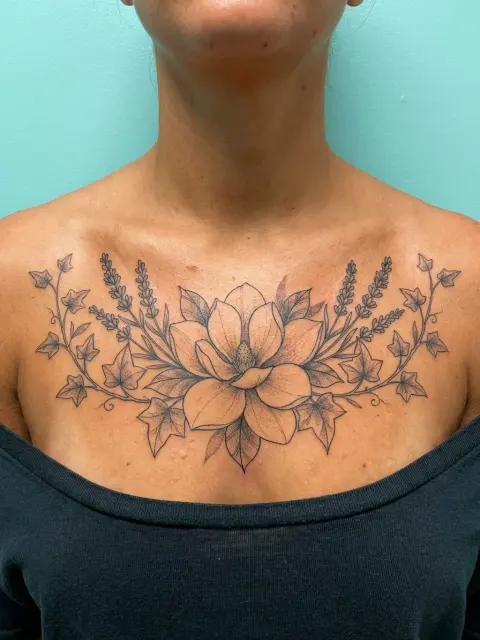 Tatouage floral statement large torse peau hâlée