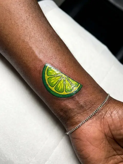 Tatouage sticker citron vert avant-bras