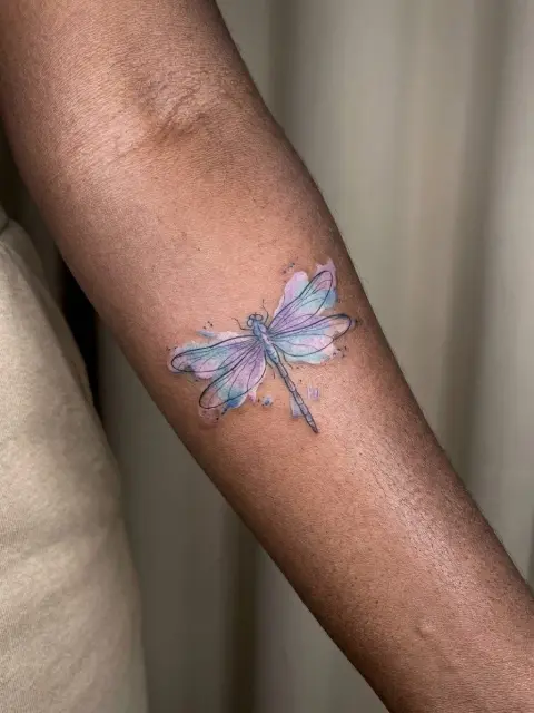 Petit tatouage aquarelle libellule avant-bras | Watercolor coloré