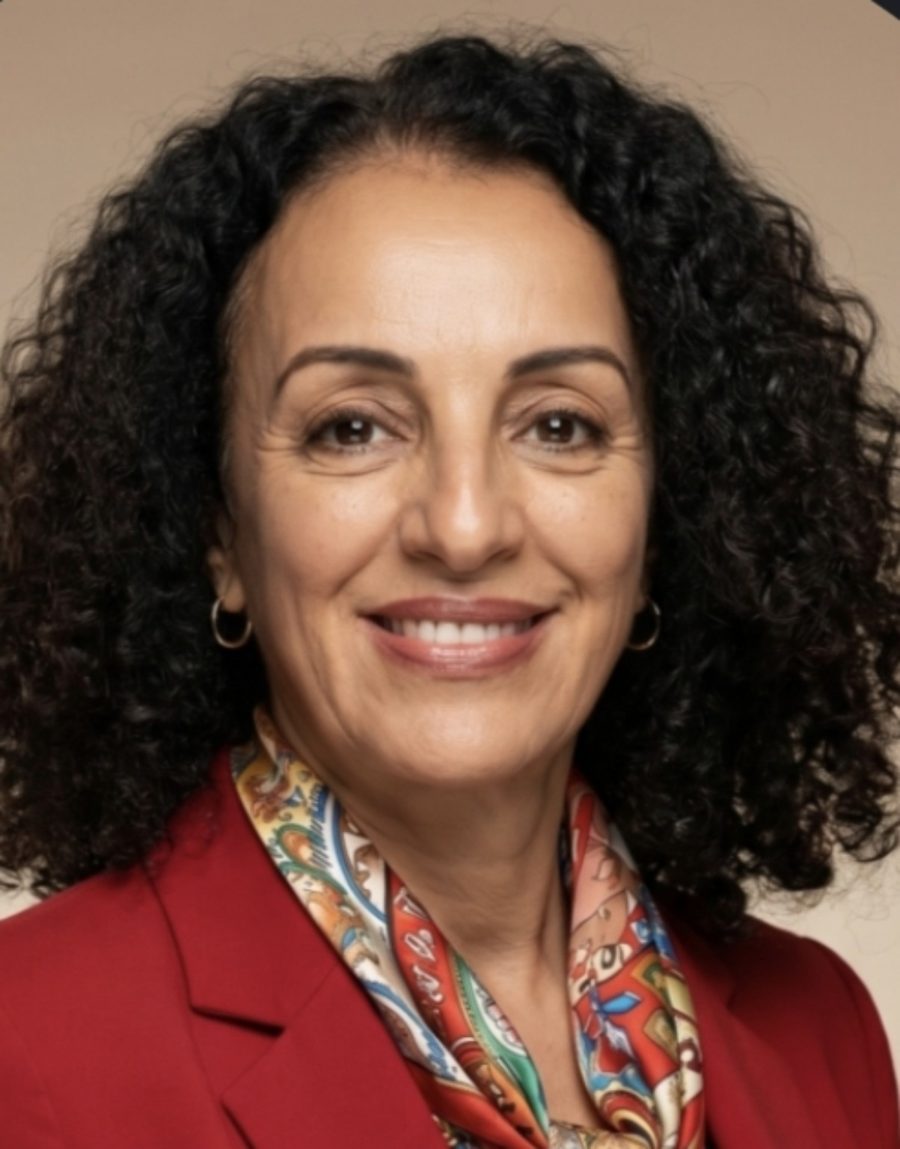 Portrait de Sadia Busson, fondatrice de l'IFEP Formation, infirmière diplômée d'État en veste rouge